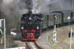 99 5901 und 99 5902 mit dem Oldtimerzug auf dem Weg zum Brocken beim Verlassen des Bahnhofs Drei-Annen-Hohne am 01.05.2006.