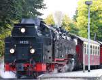 Die 99 222 , keine Neubaulok, sondern eher eine Einheitslok fr Schmalspurbahnen, 
am 04.10.2010  gegen 18:15 Uhr vom Brocken kommend auf der Fahrt nach Wenigerode.
Im Bahnhof Drei-Annen-Hohne.Zwischen 16:00 - 20:00 sind einige Lokomotiven der HSB hier kurz hintereinander zu sehen, allerdings vom Brocken kommend , immer  Tender voraus, so da man die hnlichkeit des Kessels zur  BR 81 nicht erkenne kann.
brigens befindet sich genau gegenber der Bahnhof das Hotel Kruterhof, die Gaststtte hat groe Panoramascheiben, so das man fast vom Tisch aus filmen oder
Fotografieren kann oder nach getaner Arbeit die Sauna nutzen.
Kamera Canon EOS 300  