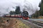 Die historische Dampflokomotive 99 222 der Harzer Schmalspurbahnen fhrt mit Zug 8904 in der 90 Kurve bei Sorge am 28.