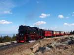 99 236 (99 7236-5) der Harzer Schmalspurbahn  HSB  hat am 19.04.2012 mit ihrem Personenzug den Bahnhof Brocken fast erreicht! Dank der Initiative des Planpersonals wurde diese Lok Ende Februar 2012