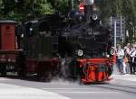 Mit mchtigem Getse und schleudernden Rdern kmpft sich 99 6101 am 09.06.2012 mit einem schweren Foto-Sondergterzug, der anllich des Bahnhoffestes der HSB verkehrte, die kurz hinter dem Bf. Wernigerode-Westerntor beginnende Steigung in Richtung Hochharz hinauf und befhrt soeben die Westerntor-Straenkreuzung in der Wernigeroder Innenstadt.