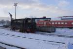 Whrend 99 7237 am Nachmittag des 25.01.2013 den Bw-Bereich in Wernigerode zur bernahme ihrer nchsten Befrderungsleistung im benachbarten Bahnhof verlt, fhrt im Regelspurbereich des Bahnhofes