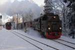 99 7232 verlt am 25.01.2013 gerade mit ihrem Zug P8929 den Bahnhof Drei Annen Hohne in Richtung Eisfelder Talmhle und Nordhausen. Auf Gleis 1 ist 99 7237 vor P8937 in Richtung Brocken noch mit dem Wasserfassen beschftigt. Auergewhnlich ist hier die Ausrichtung der Lok. Normalerweise verlassen ALLE Maschinen Wernigerode mit Rauchkammer voran. Aus Richtung Nordhausen fahren die Loks in der Regel rckwrts. In diesem Fall ist es genau andersherum. Bin sehr hufig mit der Bahn unterwegs, habe ich so aber noch nicht gesehen!