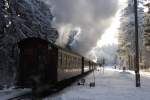 99 7232 hat am Nachmittag des 25.01.2013 mit ihrem Zug P8929 nach Nordhausen gerade den Bahnhof Drei Annen Hohne verlassen und dampft ihrem nchsten Stopp, dem rtchen Elend, entgegen.