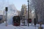 Bahnhof Drei Annen Hohne am Nachmittag des 25.01.2013. Auf Gleis 1 (links) steht 99 7237 vor P8937 zum Brocken, hier gerade beim Ergnzen der Wasservorrte. Auf Gleis 3 wartet 99 7247 mit P8904 aus Eisfelder Talmhle auf die Freigabe zur Ausfahrt in Richtung Wernigerode.