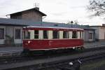 Am Morgen des 19.10.2013 ist der historische Triebwagen 187 001 soeben in den Bahnhof Wernigerode eingefahren.
Dieser Triebwagen wurde 1933 von der Waggonfabrik Dessau fr die Gernrode-Harzgeroder Eisenbahn-Gesellschaft gebaut. Ursprnglich mit einem Daimler-Benz-Motor ausgestattet, mit welchem er eine Leistung von 47,8kW erreichte, sind es seit der Neumotorisierung in 2001 mit einem IFA LKW W50-Motor 92 kW, wodurch er eine Geschwindigkeit von 40 km/h erreicht. Nach bernahme durch die Deutsche Reichsbahn 1949 erhielt er die Bezeichnung VT 133 522 und wurde auf dem nach Reparationsleistungen verbliebenem Teilstck der Selketalbahn, Eisfelder Talmhle-Hasselfelde, eingesetzt. 1972 erhielt er von der DR die noch heute gltige Bezeichnung 187 001. 1988 wurde begonnen den Triebwagen wieder herzurichten, nachdem er von der DDR in die Liste der zu erhaltenden historischen Fahrzeuge aufgenommen wurde. Nachdem die HSB den Triebwagen bernommen hatte, wurde er vorerst von der Instandsetzung zurckgestellt und kam erst 2008 zur Generalberholung ins Dampflokwerk Meiningen. Seit 2010 ist der Triebwagen wieder im Einsatz, allerdings ausschlielich fr Sonderfahrten.