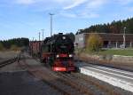 Einfahrt von 99 222 mit dem Foto-Güterzug der HSB am 19.10.2013 in den Bahnhof Benneckenstein.