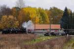 Nachdem zwei Triewagen den Bahnhof Stiege passiert haben, kann jetzt 99 7247 mit ihrem Sonder-PmG der IG HSB, am 20.10.2013 unterwegs von Wernigerode nach Gernrode, in die Stieger Wendeschleife