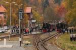 Buntes Treiben am Nachmittag des 20.10.2013 im Bahnhof Alexisbad. Hektisch versuchen viele Anhänger der Fotografengemeinde ein gutes Plätzchen für die Aufnahme der bevorstehenden Doppelausfahrt der beiden im Bahnhof stehenden Züge zu ergattern. Während der links stehende Planzug P8965 aus Gernrode mit Zuglok 99 7240 danach weiter nach Hasselfelde dampft, wird 99 7247 mit ihrem Sonder-PmG der IG HSB nur ein Stück in Richtung Harzgerode fahren und den Zug danach zurück in den Bahnhof drücken. Nach nochmaligem Umsetzen der Lok geht es dann weiter zum Endbahnhof Gernrode.