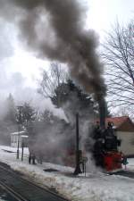 Historische Dampflokomotive 99 5906-5 der Harzer Schmalspurbahnen am 18.02.2006 im Bahnhof Drei-Annen-Hohne bei einer Sonderfahrt. Dampft viel und schn!