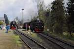 Während 99 7241 am Nachmittag des 15.04.2014 im Bahnhof Drei Annen Hohne, vor der Weiterfahrt zum Brocken, noch Wasser faßt, verläßt 99 7232 soeben denselben, um mit ihrem Zug in Richtung Eisfelder Talmühle und weiter nach Nordhausen zu dampfen.