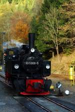 Nach erfolgter Durchsicht und Rangierfahrt, wird 99 5906 jetzt in wenigen Augenblicken wieder an ihren IG HSB-Sonderzug aus Wernigerode ankuppeln, um ihn daraufhin über die Selketalbahn nach Gernrode zu bringen. Aufnahme vom 17.10.2014.