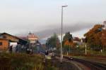 Noch einige Zeit nachdem 99 5906 mit ihrem Zug P8951 am 18.10.2014 den Bahnhof Quedlinburg in Richtung Gernrode verlassen hat und den Blicken der Zuschauer entschwunden ist, steht ein riesige Rauchwolke, als Hinterlassenschaft der Dampflok, über der Stadt.