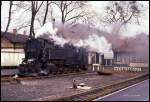 997247 wendet im Kopfbahnhof der Harzer Schmalspurbahn in Wernigerode am 14.2.1990. Das verschmutzte Fahrwerk deutet auf eine damals nicht so gute Fahrzeugpflege hin.