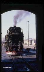 Blick am 17.3.1990 aus dem Lokschuppen in Gernrode auf die davor stehende angeheizte 997238, die an diesem Tag auf der Selketalbahn eingesetzt war. 