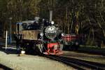 99 5906 auf Umsetzfahrt am Nachmittag des 19.10.2014 im Bahnhof Alexisbad.