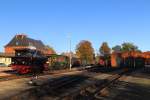 Nachdem 99 5906 und 99 6001 am späten Nachmittag des 19.10.2014 mit ihrem langen Sonder-PmG der IG HSB wieder in den Ausgangsbahnhof Gernrode zurückgekehrt sind, hat sich hier 99 5906 bereits zur Abstellung verabschiedet. Für 99 6001 ist noch nicht Feierabend, sie muß den Zug jetzt noch  auseinandernehmen  und die Wagengruppen zur Abstellung bringen.