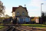 99 5906 am späten Nachmittag des 19.10.2014 am ehemaligen Bahndienstgebäude des Bahnhofes Gernrode. Sie hat heute ein umfangreiches Sonderzugprogramm für die IG HSB bewältigt und kommt nun zur Abstellung. Die Gleissperre wird geschlossen. Feierabend!