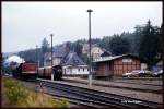 Zugkreuzung im Bahnhof Elend am 7.9.1991 mit Güterzug und Personenzug!
199892 ist mit einem Schotterzug unterwegs. 997233 ist mit dem P 14443 aus Drei Annen Hohne angekommen.