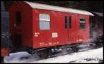 Schierke 18.02.1993: Frisch lackierter Gepäck- bzw. Begleitwagen der HSB mit der Bezeichnung 905-154 KDaai