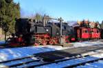 Mit einer Stunde Verspätung, welche durch festgefrorene Bremsen im Bahnhof Wernigerode entstanden war, ist 99 7243 mit ihrem IG HSB-Sonderzug am 13.02.2015 gerade in den Bahnhof Drei Annen Hohne