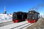 Während am 13.02.2015 99 7243 mit ihrem IG HSB-Sonderzug noch auf die Freigabe zur Abfahrt warten muß, setzt derweil 99 236 im Brockenbahnhof ans andere Ende ihres Planzuges um, wonach sie diesen hinunter nach Drei Annen Hohne bringen wird. Dort übernimmt dann eine andere Maschine (meist 99 7245) den Zug, um ihn zurück zu seinem Ausgangsort, Nordhausen, zu schaffen.