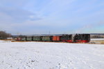Zu einer zusätzlichen Scheinanfahrt von 99 6101 und 99 5901 mit IG HSB-Sonder-PmG kam es am 14.02.2015 auf der Hochebene zwischen Hasselfelde und Stiege, hier in der Nähe des bekannten Stieger Wasserturms. Das Bild zeigt den Zug beim Zurücksetzen.