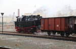 Am 15.02.2015 fand der dritte Teil der Winter-Sonderzugveranstaltung der Interessengemeinschaft Harzer Schmalspurbahnen (IG HSB) statt. An diesem Tag ging es zuerst von Quedlinburg über Stiege und Eisfelder Talmühle nach Nordhausen Nord und danach nach Wernigerode. Somit wurde der größte Teil des HSB-Streckennetzes an nur einem Tag befahren. Das Bild zeigt 99 6001 vor dem Sonderzug, bei der Einfahrt zur Bereitstellung im Bahnhof Quedlinburg.