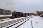 99 6001 mit IG HSB-Sonderzug auf Fahrt von Nordhausen-Nord nach Wernigerode, am Nachmittag des 15.02.2015, kurz nach Einfahrt in den Bahnhof Benneckenstein.