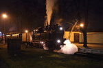 Noch eine kleine weiße Dampfwolke zum Abschied, dann setzt sich 99 6001 am Abend des 15.02.2015  im Bahnhof Wernigerode in Bewegung, um ihren IG HSB-Sonderzug in die Abstellung zu drücken.