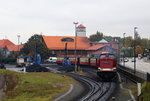 199 872 am Mittag des 16.10.2015 auf Bereitstellungsfahrt mit P8903 (Wernigerode-Eisfelder Talmühle) kurz vor dem Bahnhof Wernigerode. (Bild 2) Hier passiert der Zug gerade die Bekohlungsanlage des Bw`s Wernigerode.