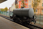 Kesselwagen 99-01-98, am 17.10.2015 eingestellt in einen Sonderzug der IG HSB, hier nach einer Rangierfahrt kurzfristig abgestellt am Bahnsteig 1 im Bahnhof Nordhausen Nord.