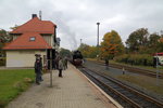 Bahnhof Elend am Vormittag des 18.10.2015. Auf Gleis 1 wartet 99 6001 mit einem IG HSB-Sonderzug (Wernigerode-Quedlinburg) auf die Kreuzung mit einem Plantriebwagen, während sich die Fahrgäste des Zuges ein wenig die Beine vertreten und auch das eine oder andere Foto erhaschen. ;-) (Bild 2)