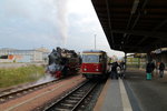 Während ein Fahrgast am Abend des 18.10.2015 im Bahnhof Quedlinburg noch angestrengt grübelt, wie er seinen Zwillingskinderwagen durch die enge Einstiegstür von Triebwagen 187 013