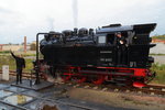 Mit einem freundlichen Winken verabschiedet sich am Abend des 18.10.2015 im Bahnhof Quedlinburg, der nette Lokführer von 99 6001 von seinen letzten Sonderzug-Passagieren, welche er heute bei einem sehr langen Einsatz, gemeinsam mit seinem Heizer, kreuz und quer durch den Harz chauffiert hat, wobei auch etliche Scheinanfahrten für die Film- und Fotogemeinde auf dem Programm standen, was die Sache sicher nicht vereinfacht hat! Für diesen Einsatz möchte ich mich beim Lokpersonal und natürlich auch bei der IG HSB ganz herzlich bedanken. Hat alles wunderbar geklappt, auch wenn Petrus uns an diesem Tag nicht besonders wohlgesonnen war! Ironischerweise schickte uns dieser den einzigen schwachen Sonnenstrahl des Tages ausgerechnet bei dieser Abschiedsszene!! Nö, Petrus, das geht auf jeden Fall besser!!! ;-)