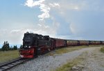 99 7247-2 kommt gerade mit einem Zug im Bahnhof Brocken eingefahren.