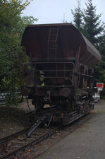 Zur Abholung bereit  steht hier ein Selbstentladewagen mit Schotter  auf einem Rollwagen in Drei Annen Hohne , in wenigen Minuten wird ein Harzkamel kommen und den Wagen abholen. 04.10.2016 08:17 Uhr.