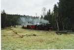 die gleiche Bildbeschreibung wie bei dem Bild davor;-)

Die 99 7245, welche noch am Vortag einen Brockenzug zog, fhrt heute mal das Streckenstck der Harzquerbahn entlang und somit ihren Zielbahnhof Eisfelder Talmhle entgegen. Hier Ausfahrt aus Drei Annen Hohne 3.4.2007 12:33