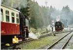 Einfahrt eines Zuges in den bahnhof Schierke und gelich wird sich nach dessem Stillstand der Gegenzug zum brocken in Bewegung setzen.
4.4.2007 ca 14:04