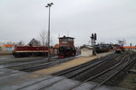 Nahezu menschenleer präsentiert sich der HSB-Bahnhof Wernigerode am verregneten Mittag des 05.02.2016. In der Lokeinsatzstelle wartet Diesellok 199 874 auf neue Aufgaben, während sich Dampflok 99 7234 auf ihren Einsatz als Zuglok für P8903 nach Eisfelder Talmühle vorbereitet. Im Bahnhof hat 199 872 gerade einen Sonderzug für die IG HSB bereitgestellt, welcher wenig später zum Brocken fährt und wartet nun auf die Freigabe zur Ausfahrt für die nächste Rangieraufgabe.