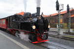 Kurz vor Abfahrt zum Brocken, gibt es bei 99 5901 am 05.02.2015 im Bahnhof Wernigerode noch etwas in der Rauchkammer zu tun.