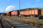 Nachdem 99 222 am 06.02.2016 ihren HSB-Fotogüterzug aus der zwischenzeitlichen Abstellung im Bahnhof Benneckenstein gezogen hat, drückt sie ihn nun in das Nachbargleis, wo der Begleitwagen des Zuges bereits wartet. Dieser wird daraufhin angekuppelt und der Zug ist bereit zur Rückfahrt nach Wernigerode. Das Ganze erfolgt im Rahmen einer Sonderzugveranstaltung der IG HSB.