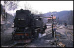 997247 hat nach der Bergfahrt von Gernrode nach Alexisbad Nachholbedarf und wird am Kran in Alexisbad am 6.3.1990 mit Wasser versorgt.