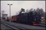 997242 hat am 6.3.1990 um 12.55 Uhr im Bahnhof Stiege den P 14464 nach Harzgerode bespannt.