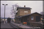 997242 rangiert vor dem Bahnhofsgebäude in Stiege am 6.3.1990 um 12.50 Uhr.