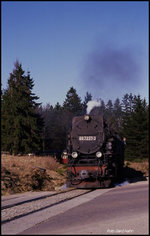 997237 überquert hier am 17.3.1990 gerade die L 100 kurz vor Erreichen des Bahnhof Drei Annen Hohne auf der Fahrt nach Benneckenstein.