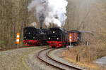 99 5901 mit IG HSB-Sonderzug nach Quedlinburg und 99 6001 mit IG HSB-Sonderzug nach Wernigerode am 07.02.2016 bei einer Parallelfahrt kurz hinter dem Bahnhof Eisfelder Talmühle.