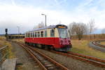 Triebwagen 187 018 als P8981 (Harzgerode-Nordhausen Nord) am 07.02.2016 auf Rangierfahrt am Bahnhof Stiege. Seltsamerweise wird hier zum Gleiswechsel nicht die Wendeschleife genutzt, sondern man setzt nur ein wenig aus dem Bahnhof hinaus, bis hinter die zu sehende Weiche und fährt dann nach dem Umstellen derselben und nachdem der Tf den Führerstand gewechselt hat, zurück in den Bahnhof. Im Hintergrund wartet derweil 99 5901mit einem Sonderzug der IG HSB auf der Hasselfelder Strecke, daß der Triebwagen den Bahnhof Stiege wieder verläßt. Danach wird zurückgedrückt, die Wendeschleife durchfahren und, nach Wiederaufnahme der Fahrgäste die Fahrt in Richtung Quedlinburg, nun über die Selketalstrecke, fortgesetzt.