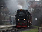 99 7235-7 erreicht mit dem P8931 (Wernigerode - Brocken) die Station Wernigerode Hochschule Harz.