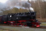 Ausfahrt von 99 7239 mit P8965 (Gernrode-Hasselfelde) am 07.02.2016 aus dem Bahnhof Alexisbad.